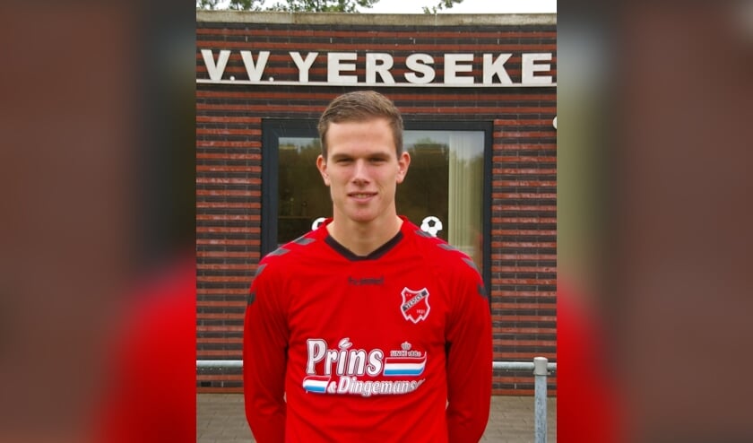 Guus de Leeuw virtueel de beker in handen doordat hij als enige van van de vijf koplopers in de 2e klasse uitkomt.