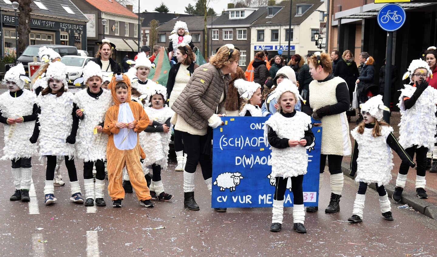 De kinderen liepen trots door de straten van Aopelaand.