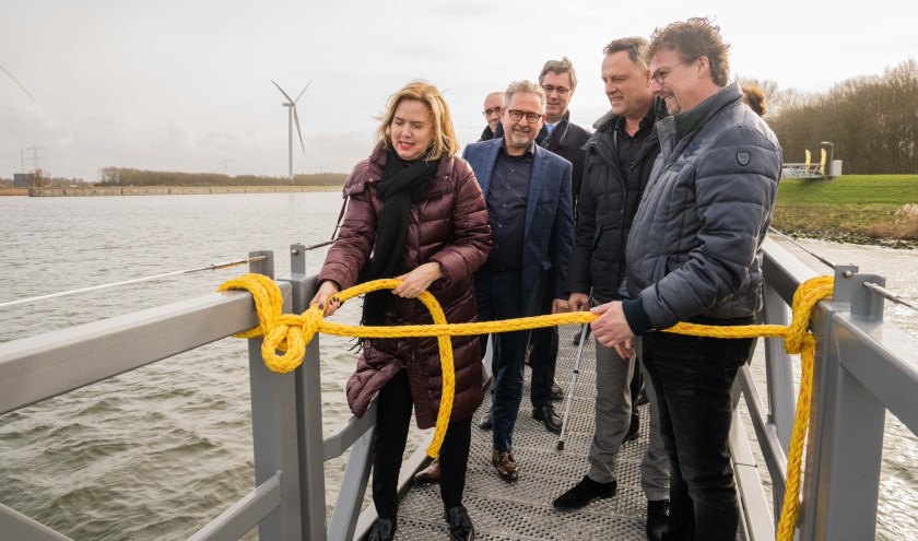 Minister Cora van Nieuwenhuizen opent gerenoveerde loopsteiger bij Kreekraksluizen