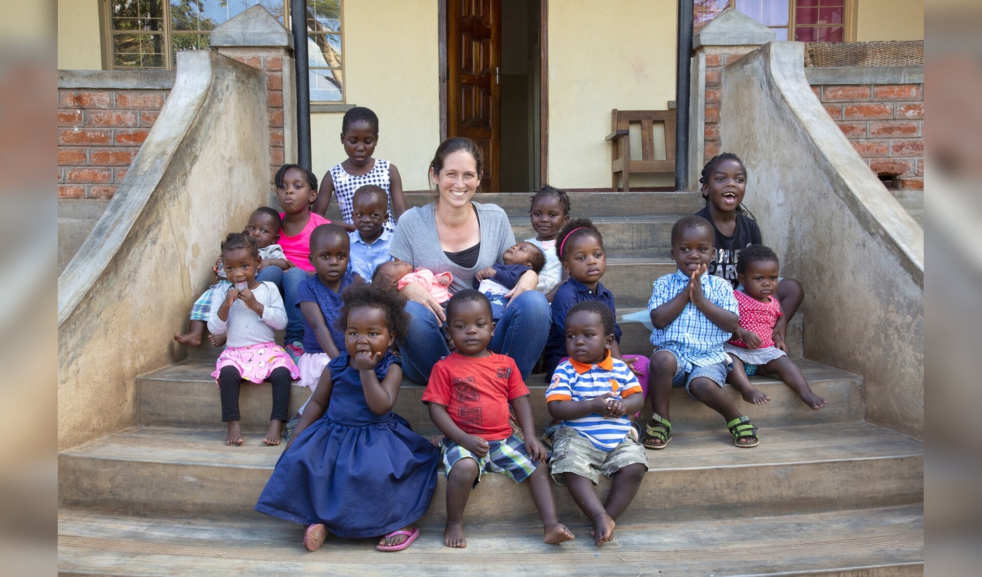 Nicole van Elteren temidden van haar kinderen in Malawi