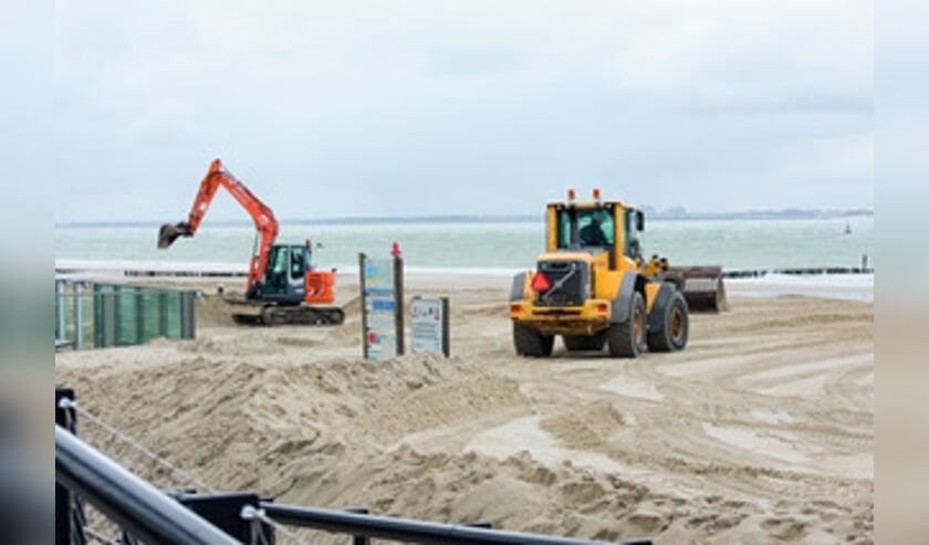 Strand Vlissingen hersteld na stormen van afgelopen tijd