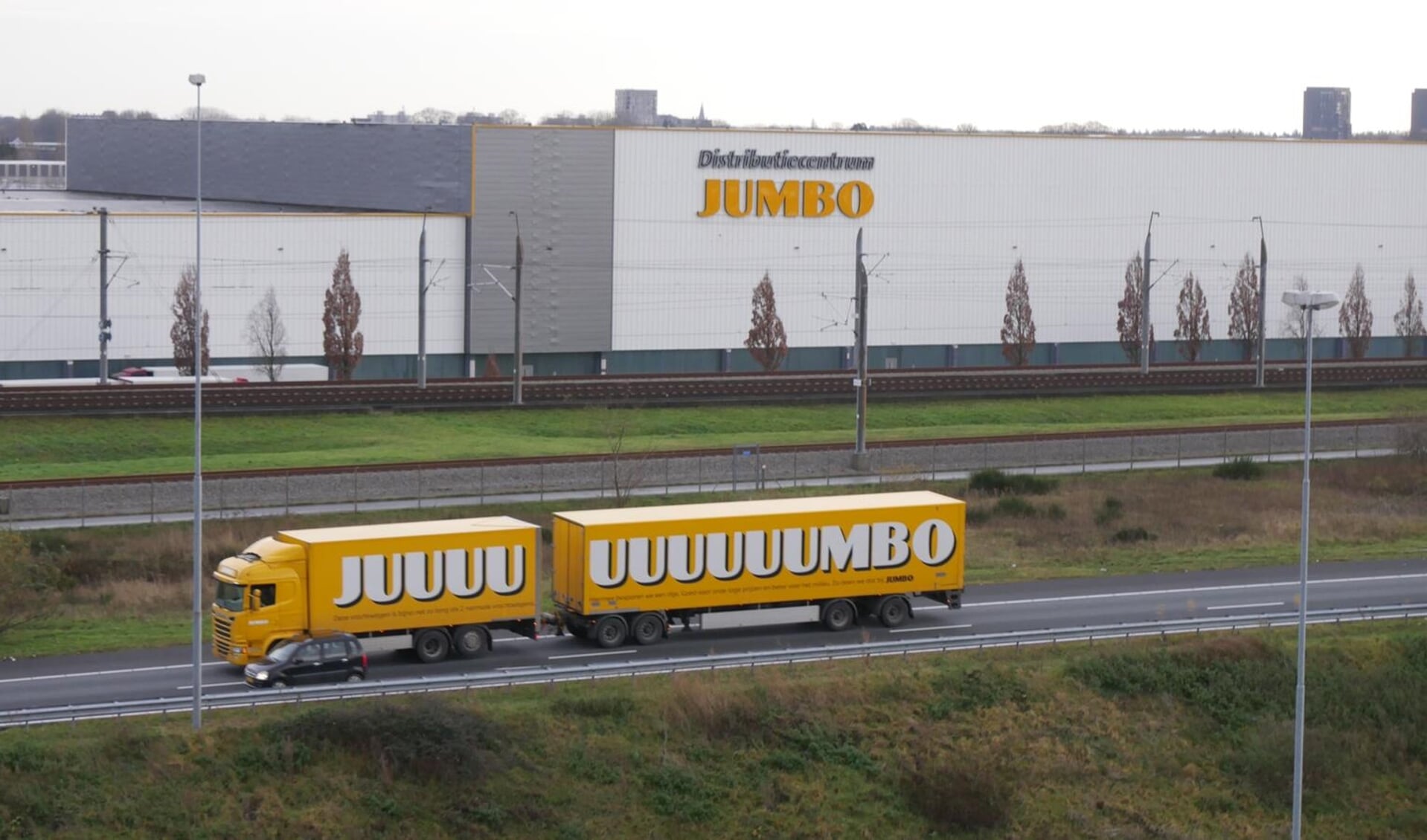 Het distributiecentrum van de Jumbo in Breda. 