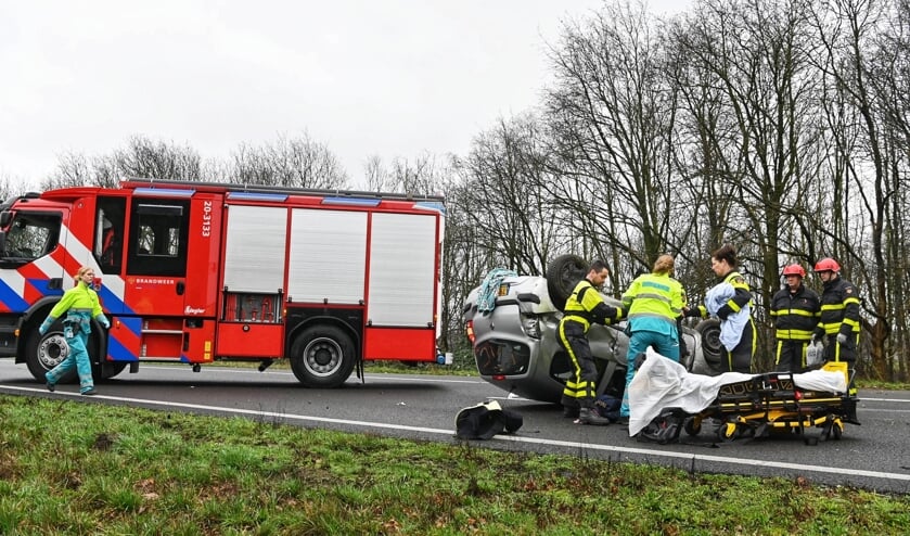 De auto belandde op zijn kop op de snelweg.