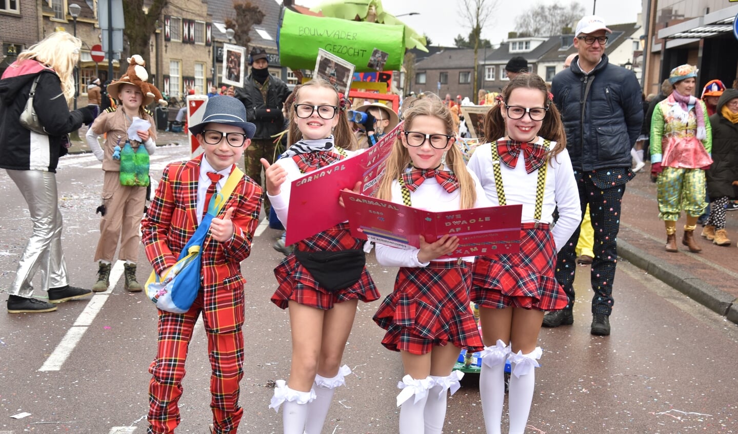 De kinderen liepen trots door de straten van Aopelaand.