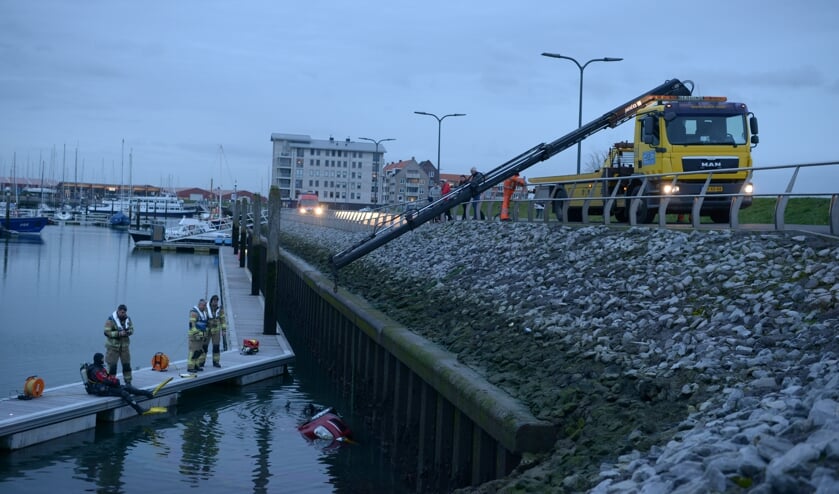 Auto te water nadat vrouw voertuig vermoedelijk vergeet op handrem te zetten
