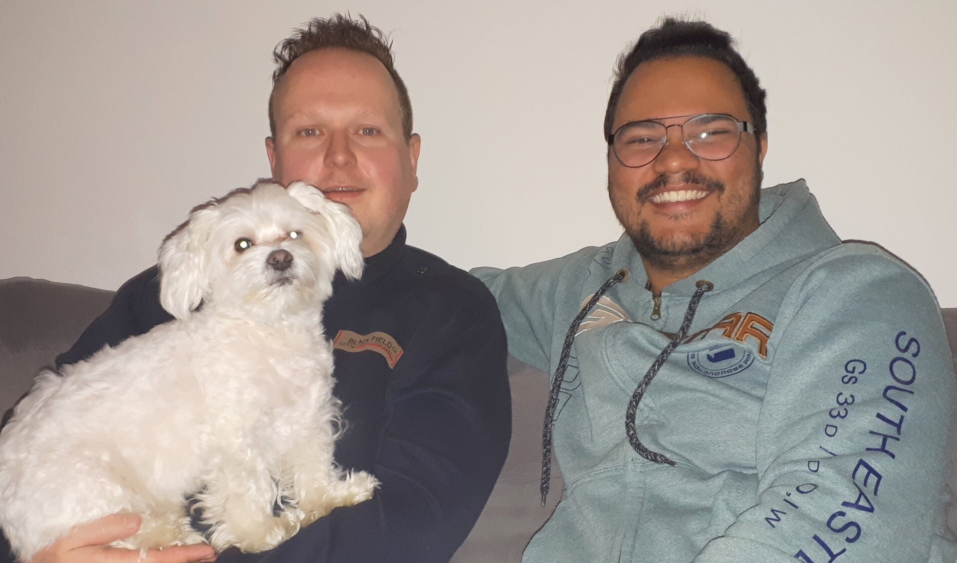 Murillo en Frank met hun hondje Boby.