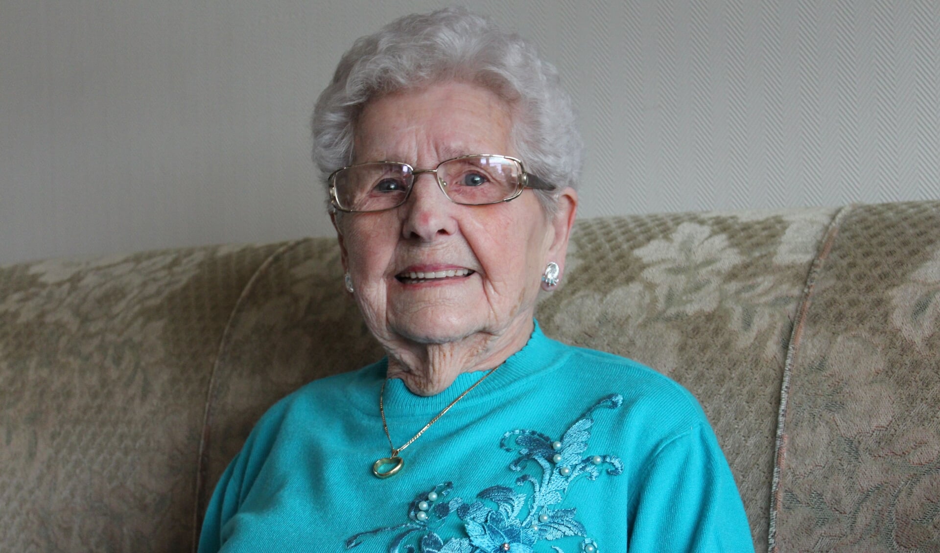 Anna de Jong-Huiskens ziet er niet uit als een 100-jarige, maar ze is toch echt op 13 februari 1920 geboren. 