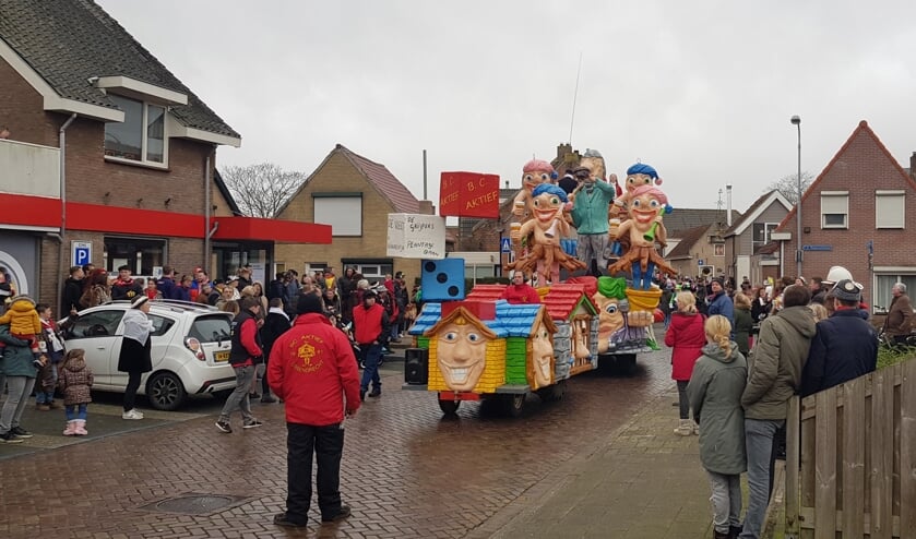 Carnavalsoptocht ondanks slecht weer druk bezocht 