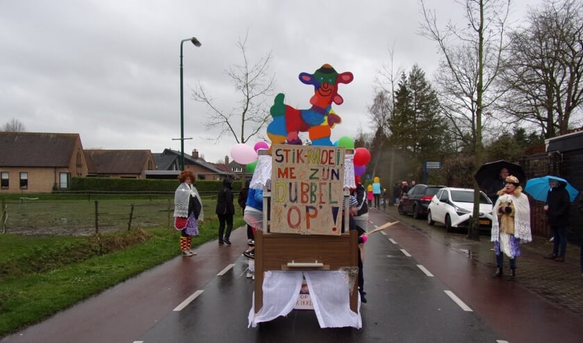 Een bontgekleurde sanegeit: 'Stik-moei, me zijn dubbel op'.