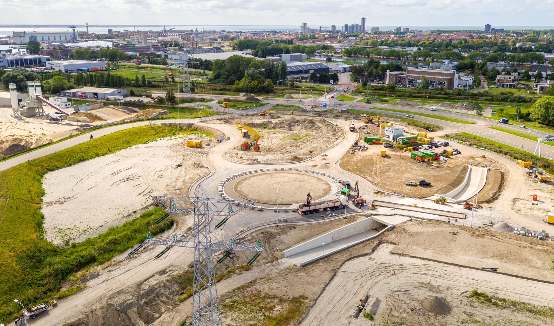 De nieuwe fietstunnel rechtsvoor in het heringerichte gebied van de stadsentree.