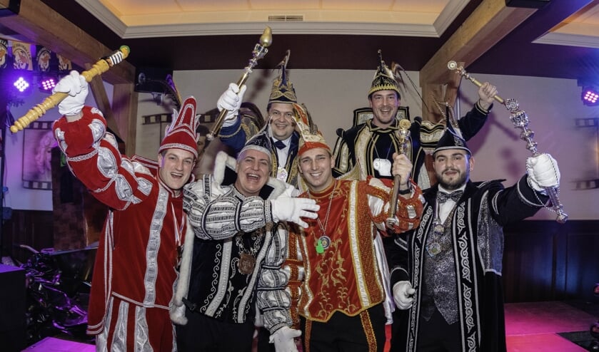 Vlnr: Prins Peer d’n Eerste uit Torensjouwerslaand (Schijf) ,Prins Ralph dun Elfde uit de Gouwe Stad (Achtmaal), Prins Ker d’n Eerste uit het Kraaierijk (Rucphen), Prins Hendrick d’n Jirste uit Heikneuterslaand (Sint Willebrord), Prins Gudo den 1 ste uit Grasduinersdurp (zegge) en Prins Dave d’n Eer