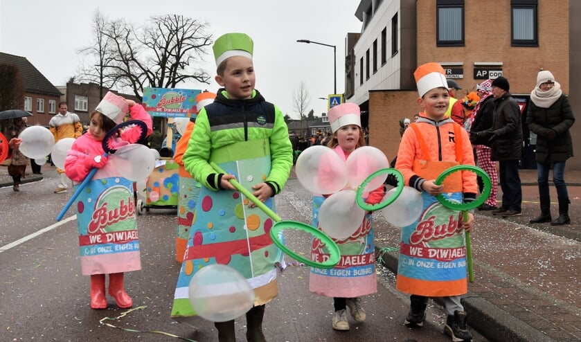 De kinderen liepen trots door de straten van Aopelaand.