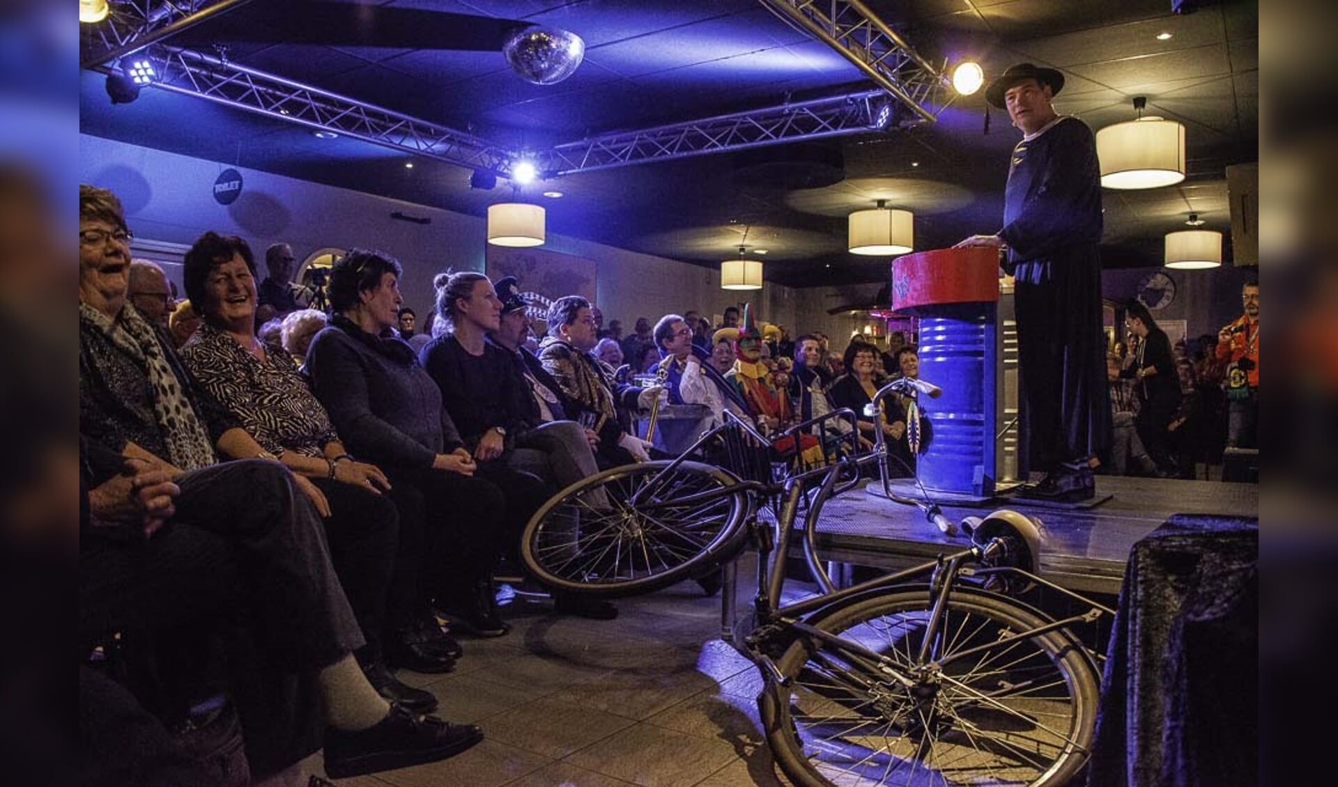 Kapelaan Odekerke bracht afgelopen zaterdagavond per fiets een bezoekje aan Café Zaal De Wereld in Rucphen.