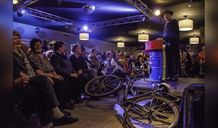 Kapelaan Odekerke bracht afgelopen zaterdagavond per fiets een bezoekje aan Café Zaal De Wereld in Rucphen.