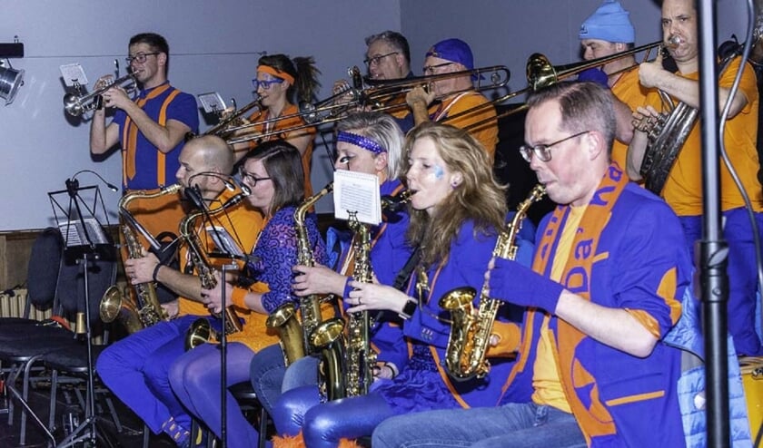 Hofkapel Da'Kapelleke van het Kraaierijk. Helemaal rechts staat medeorganisator en trompettist Bas Nijssen.