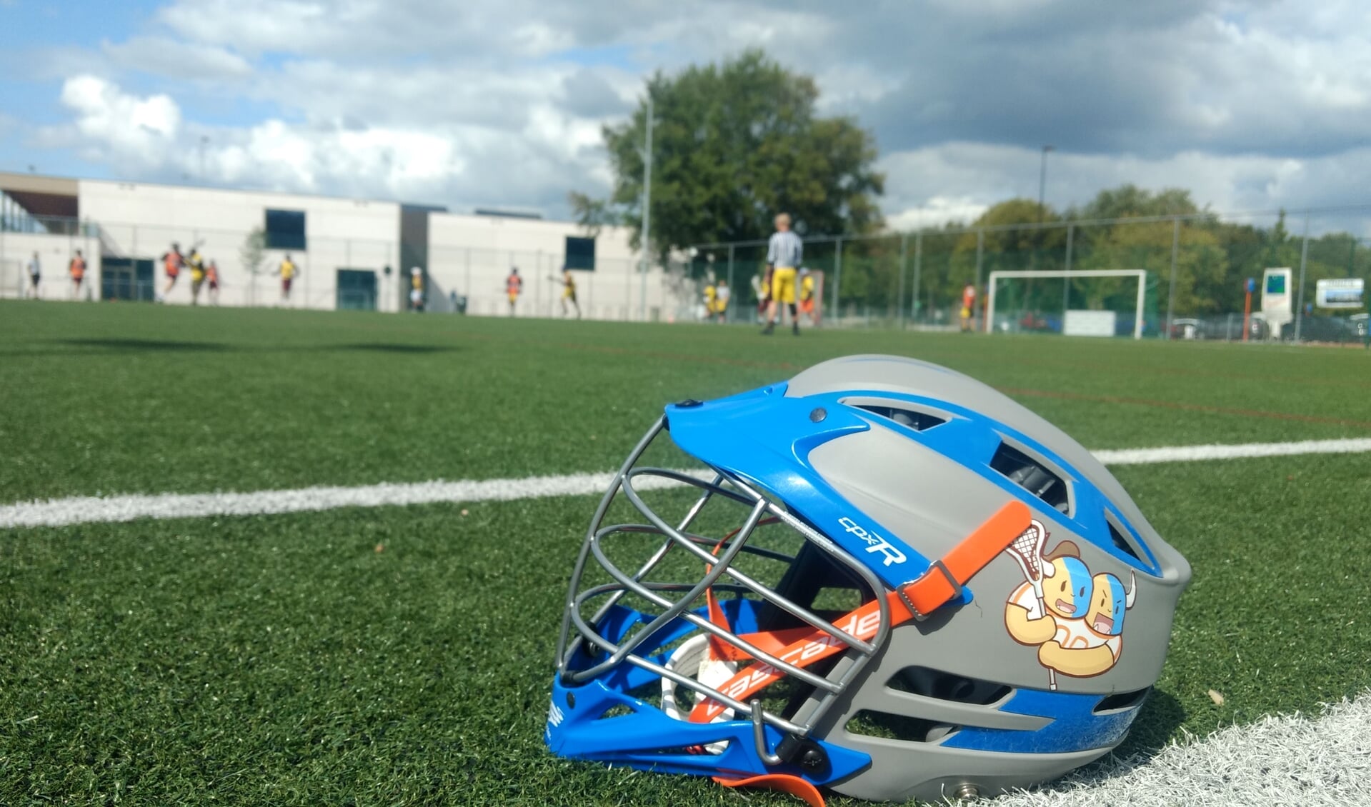 Helm behoort tot één van de beschermende middelen van de teamsport Lacrosse