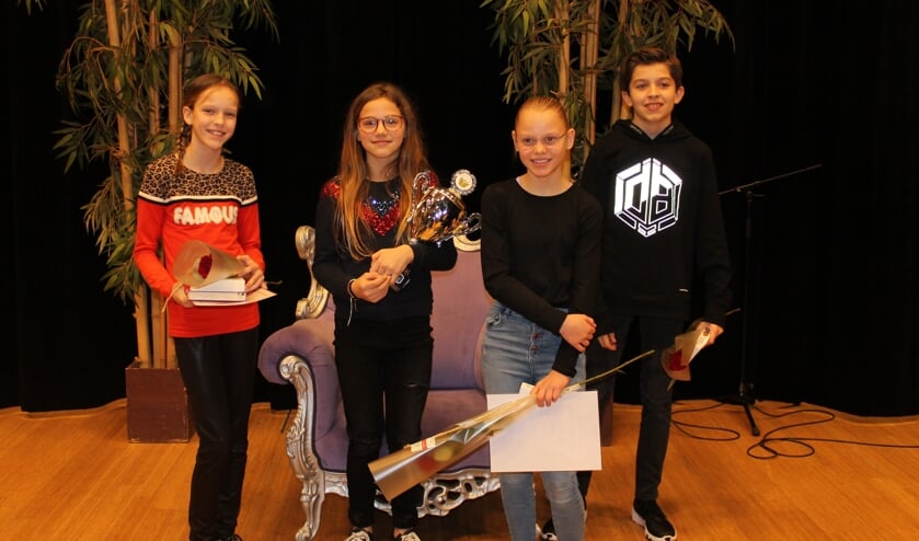 Voorleeskampioen Dena en de andere finalisten. FOTO MARJOLEIN BROUWERS