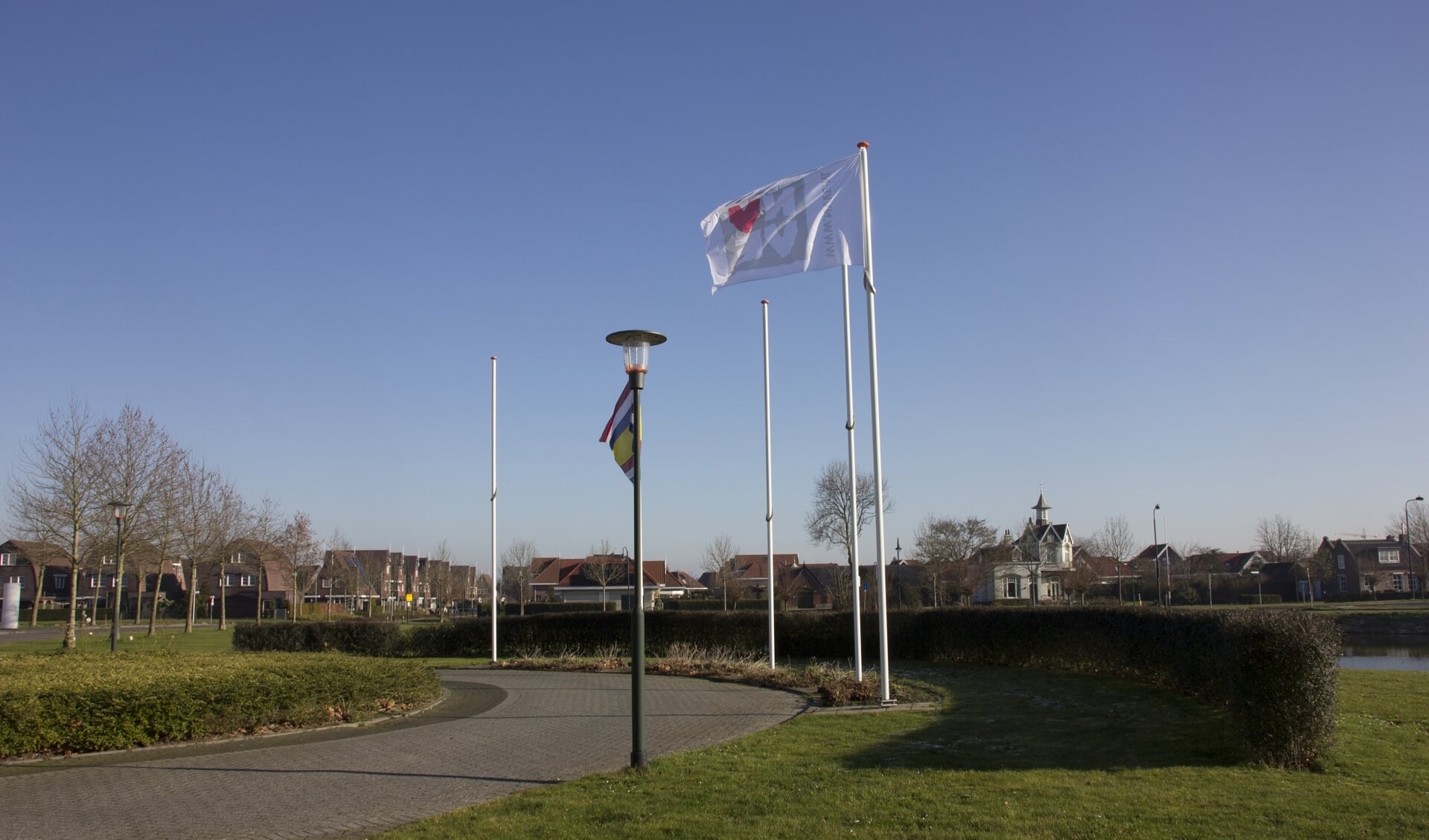 De vlag van de NVVE voor het gemeentehuis van Tholen markeert het begin van de Week van de Euthanasie.