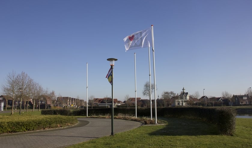 Euthanasievlag wappert voor gemeentehuis Tholen