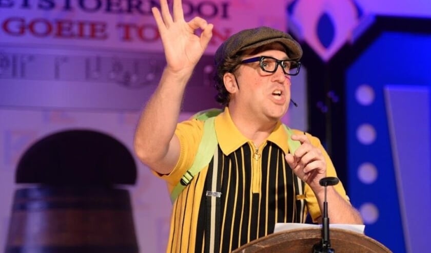 Joep de Wildt in actie als zijn typetje 'De Kleinzoon'.