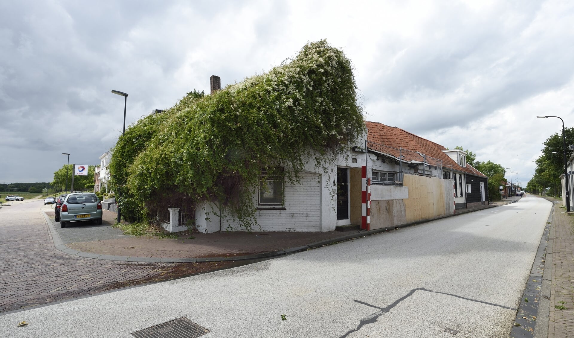 Het bekende huisje in 's-Heerenhoek is een voorbeeld van een verwaarloosde woning. Het is inmiddels gesloopt. FOTO BENNIE KRAJENBRINK  