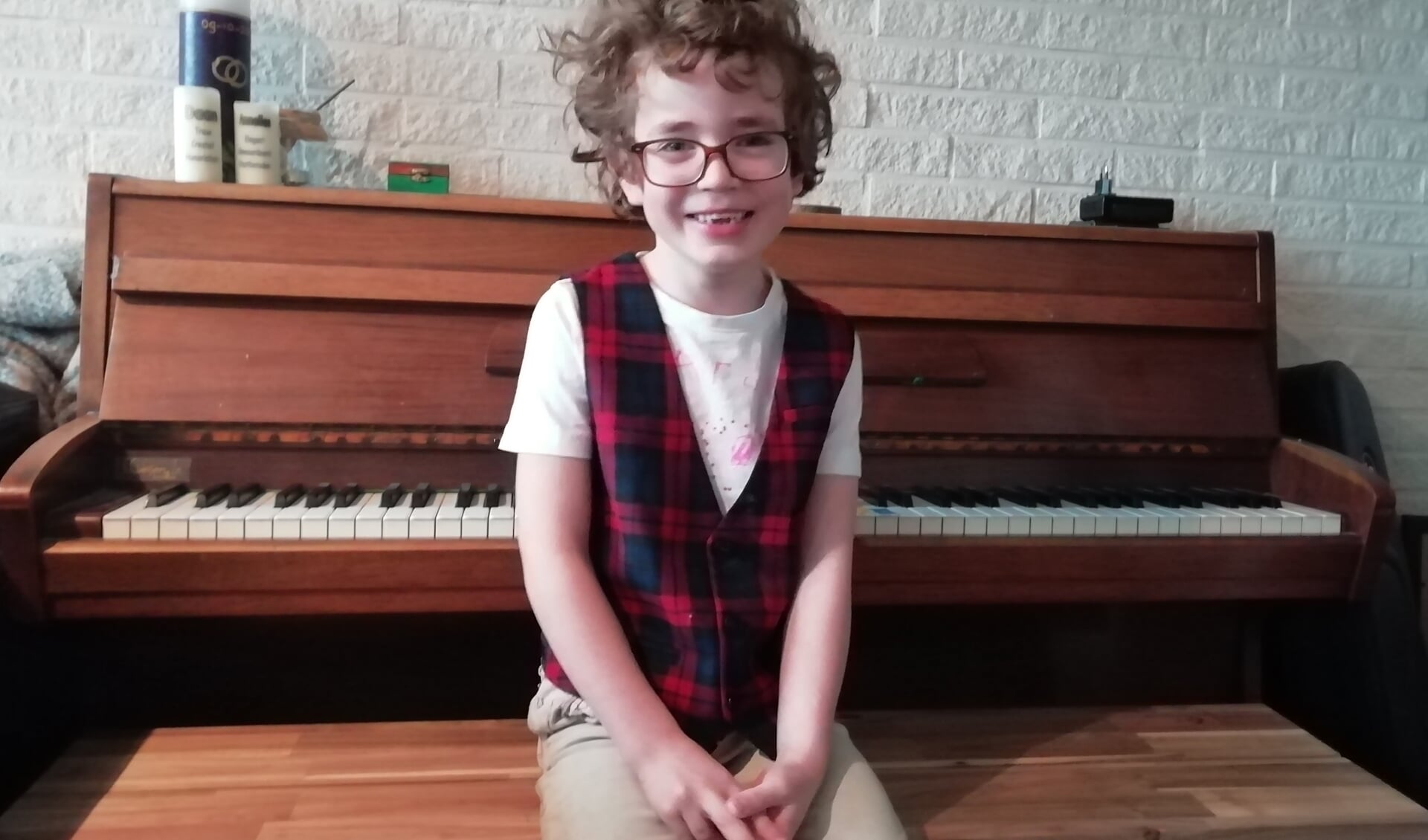 De jonge Middelburgse Aaron is als pianist te zien en te horen bij Line in - Line out.
