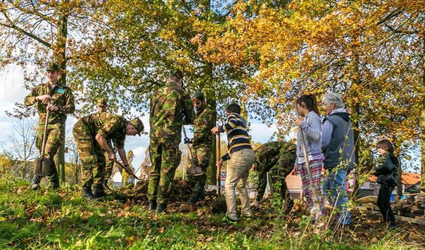 Cadetten werken samen met jongeren in de Hoge Vucht