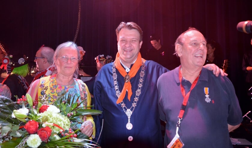 Echtgenote Anita, burgemeester Han van Midden en de gedecoreerde Pieter Verduin.