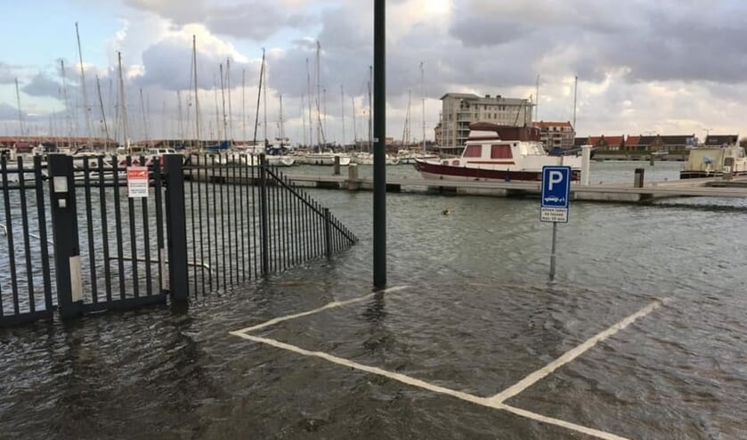 Natte voeten, zelfs met laarzen, bij jachthaven Sint-Annaland