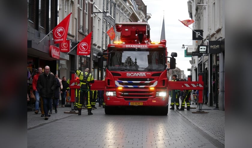 De brandweer heeft het dak gerepareerd.