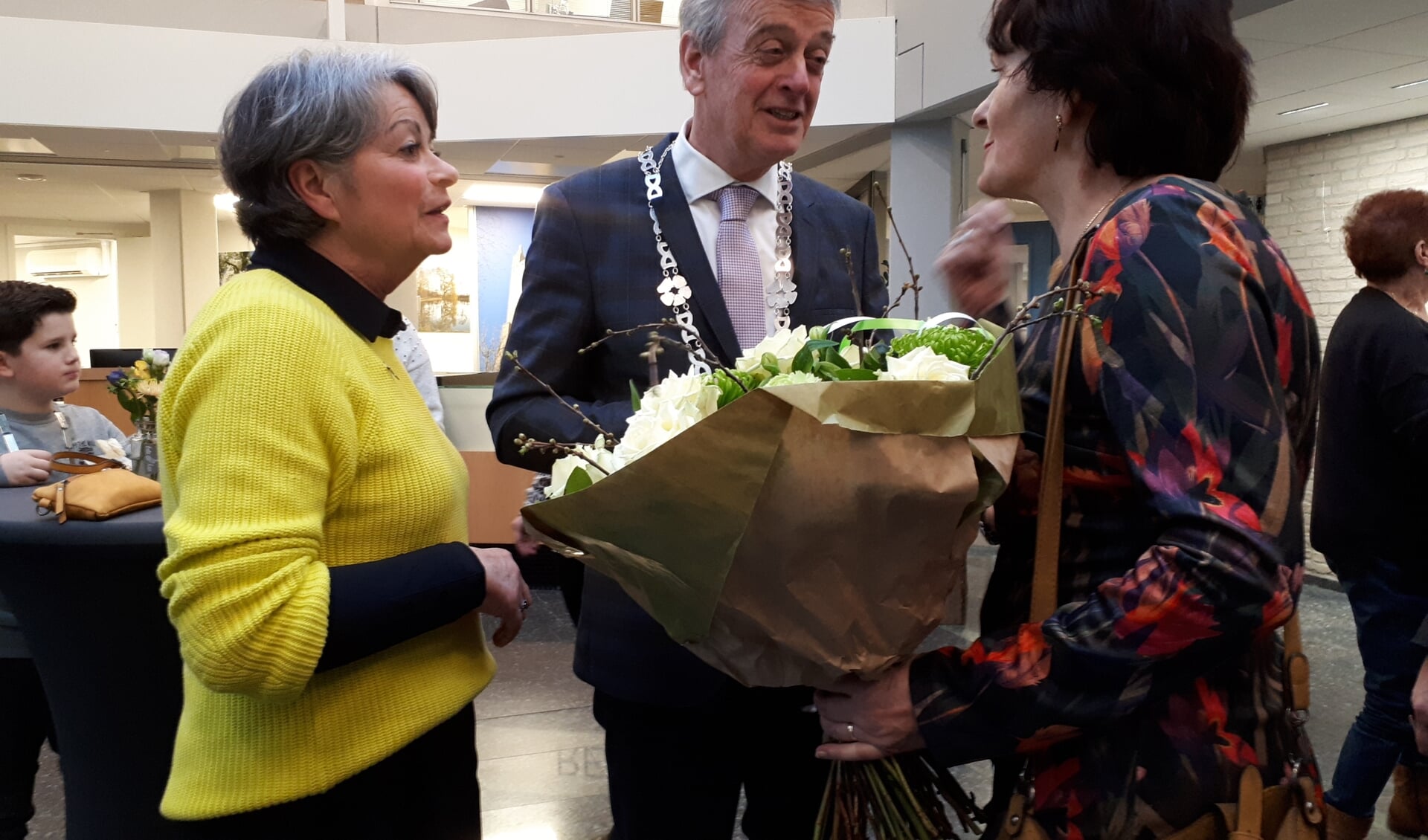 Fons Naterop en zijn echtgenote (l) worden welkom geheten in Zeeland door burgemeester Marga Vermue van de gemeente Sluis.