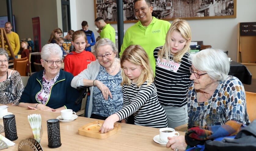 Jong En Oud Speelt Samen In Moerzicht