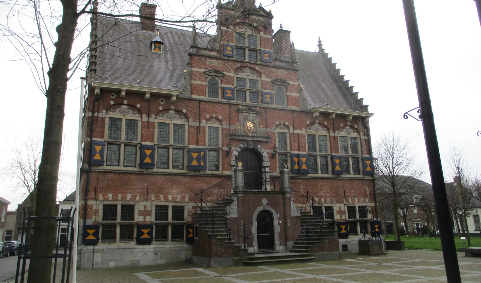Het stadhuis werd in 1621 gebouwd naar een ontwerp van Melchior van Herbach. 