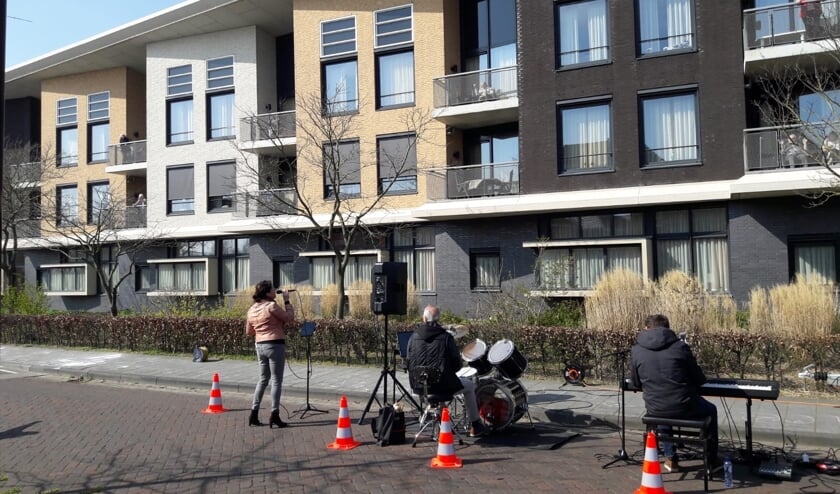 Bewoners Kroonestede luisteren vanaf hun 1ste rangs balkonplaats naar het muziektrio.