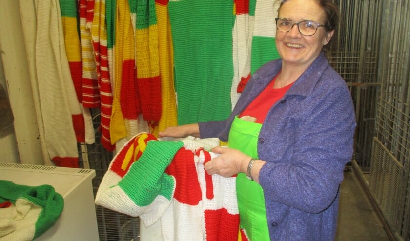 Dymph Rubens met de collectie gebreide sjaals. FOTO TIES STEEHOUWER