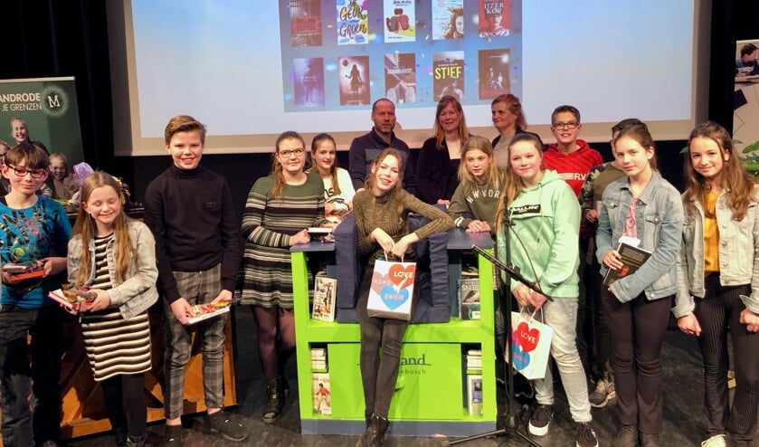 Lotte IJzenbrandt als stralend middelpunt tijdens de voorleeswedstrijd Read2me 2020. Foto: Johan Wagenmakers