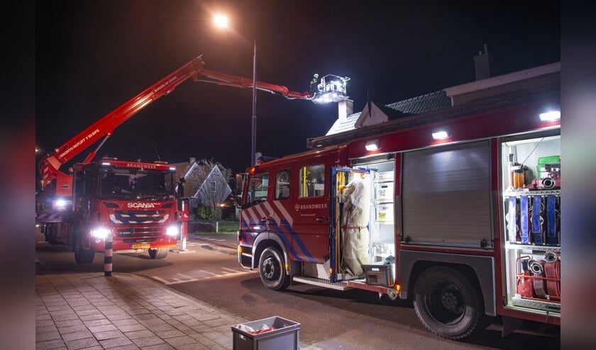 Brandweer blust schoorsteenbrand in Poortvliet