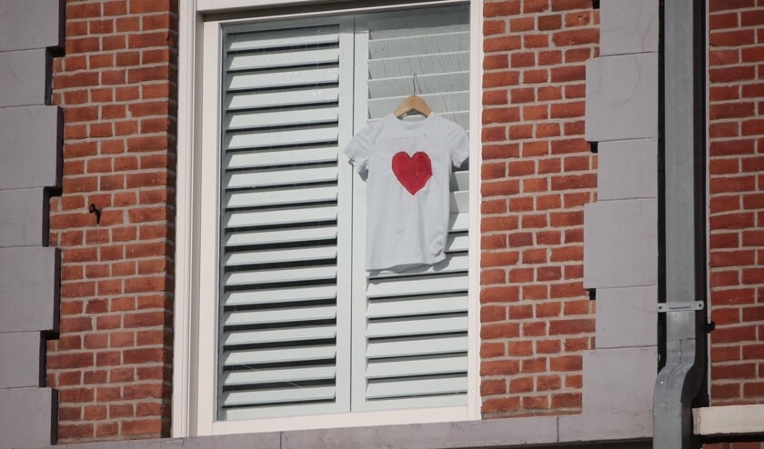 Shirts verschijnen voor de ramen.