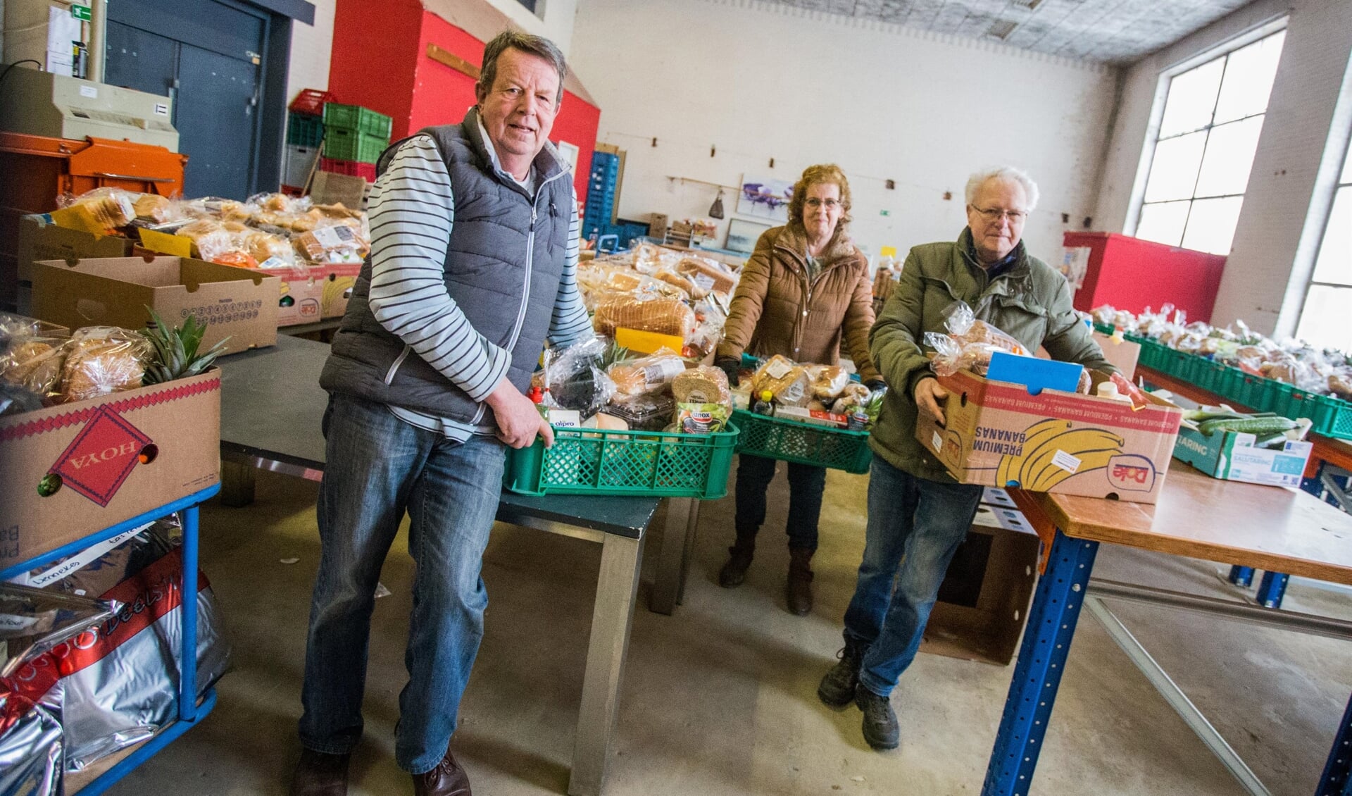 Vrijwilligers van Voedselbank Moerdijk maken de voedselpakketten klaar. S