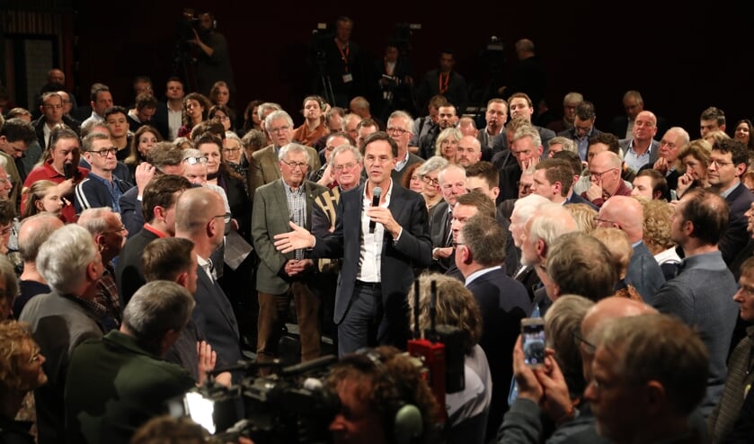 Mark Rutte overleeft debat met boze Zeeuwen eenvoudig   