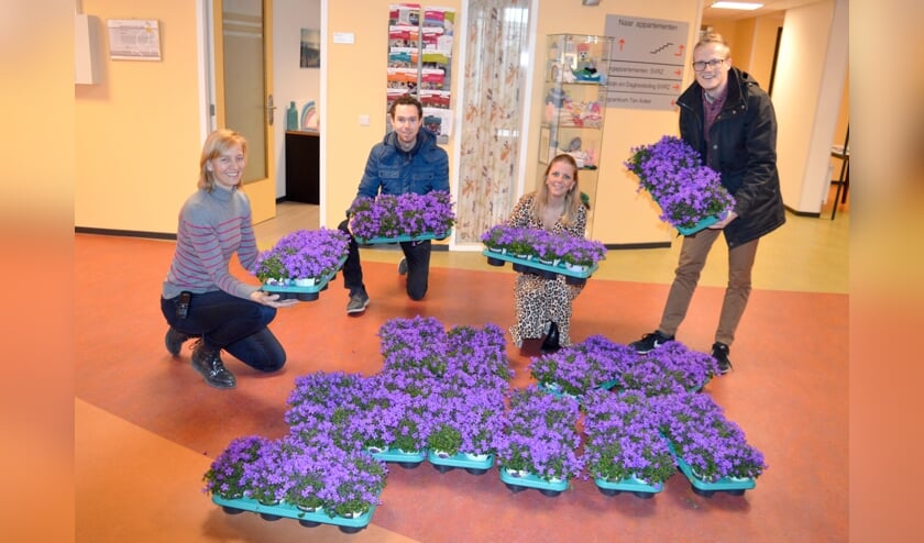 Uitgeverij Boekhout doneert planten bij zorgcentrum Ten Anker