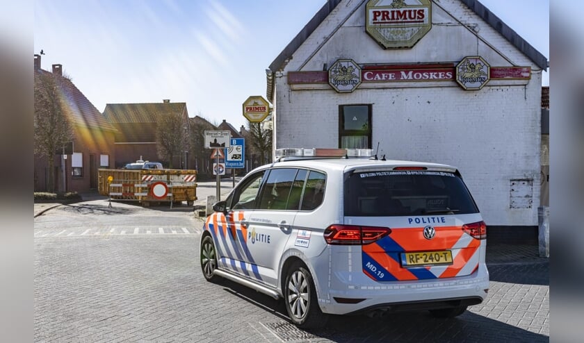 Langs sluiproutes staan containers op de weg.