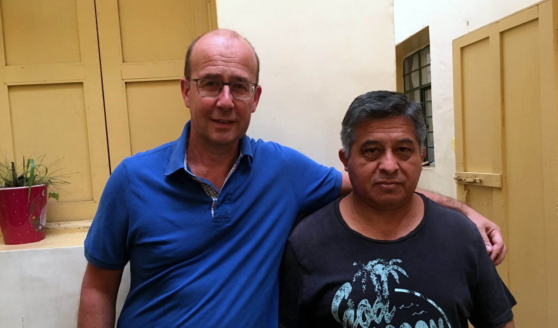 Edwin Michielsen en zijn zwager Jaime in het huis in Peru. FOTO FAMILIE MICHIELSEN