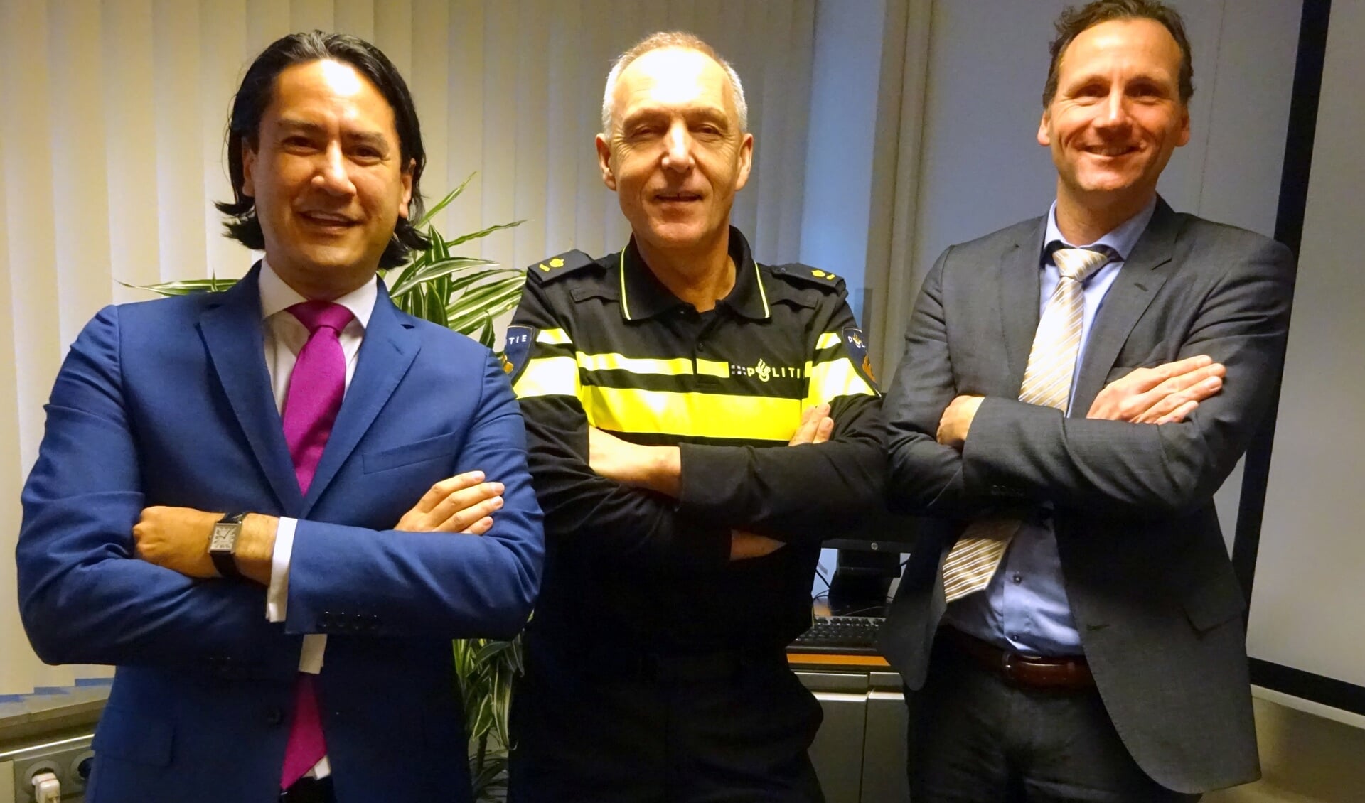 Burgemeester Harald Bergmann, politiechef Ronald Weydema en officier van justitie Marco van Leeuwen (vlnr): 'Een mes bij je dragen is niet normaal.'