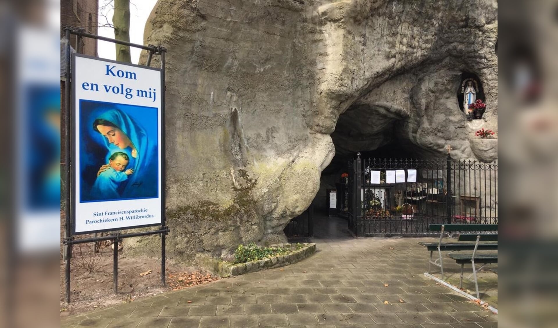 Mariagrot in Sint Willebrord met het nieuwe bord.