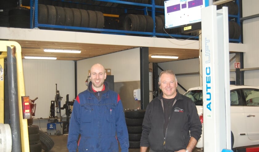 Arie en Wilbert de Kramer staan klaar om autobezitters te helpen.