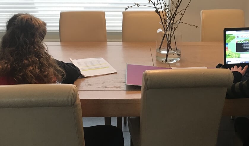 Onderwijs op afstand aan de huiskamertafel. Nood breekt wetten.