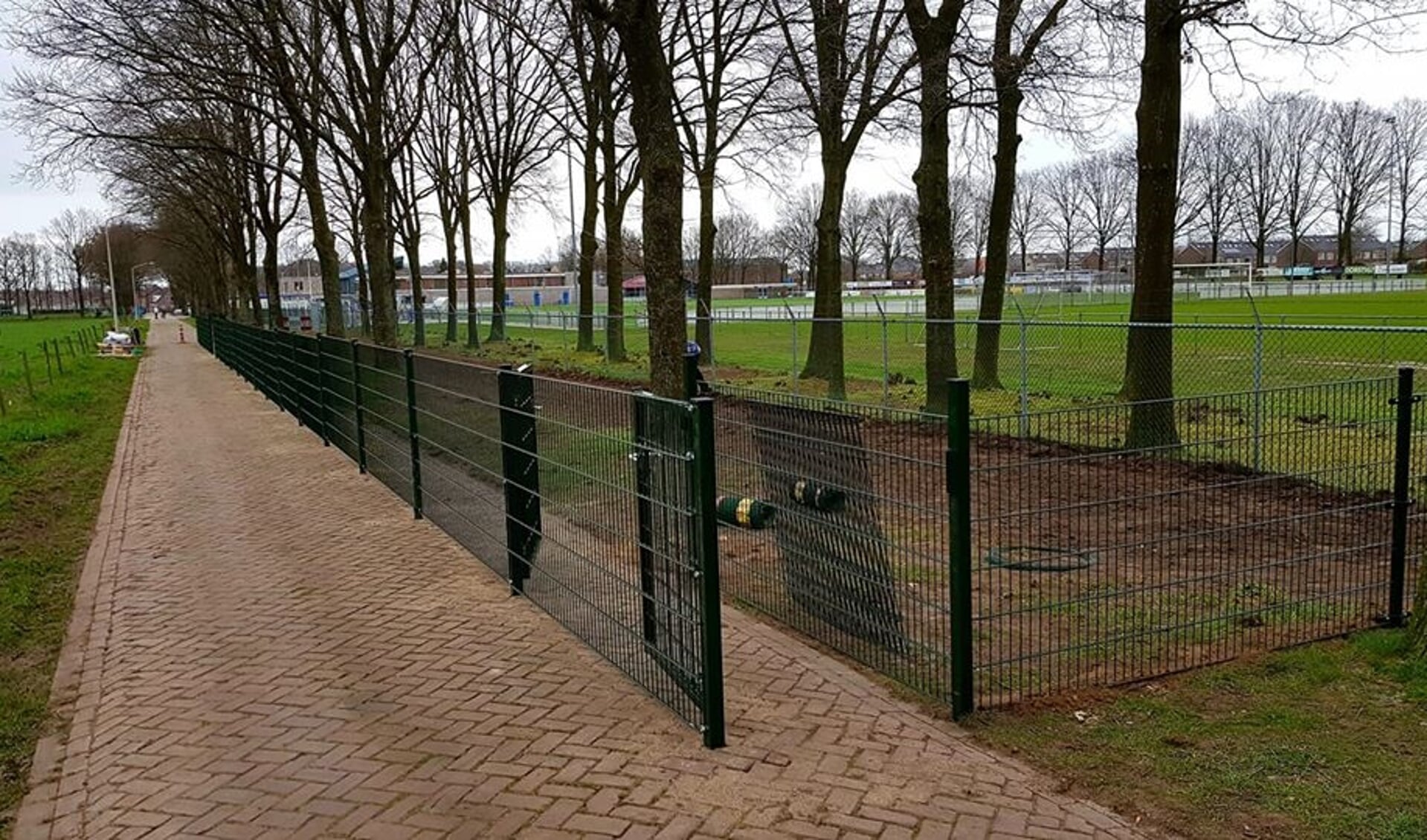 Landelijk mechanisme Doe mee Deel van hekwerk rond nieuwe hondenuitlaatplaats in Hoeven verdwenen - Als  het nieuws uit Halderberge