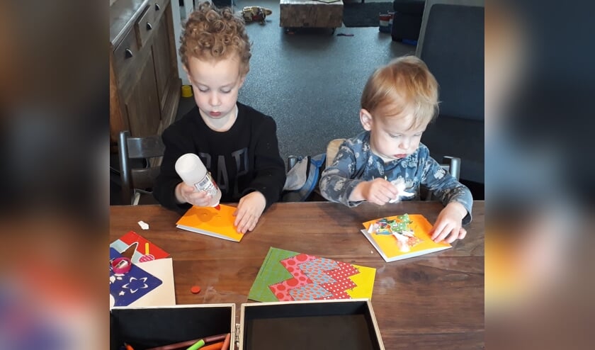 Djani (3) en Jayce (1) knutselen hun lieve boodschap.