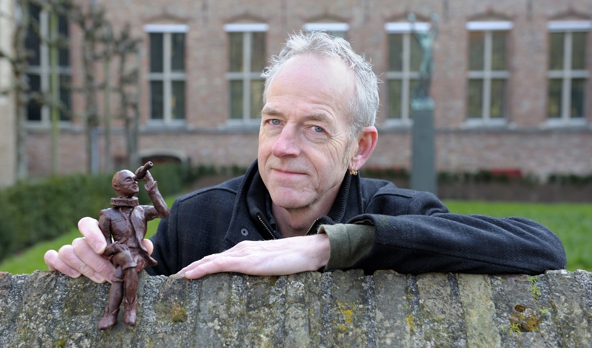 Rijk-Jan Koppejan met een model van het beeld. FOTO ANNET EEKMAN 